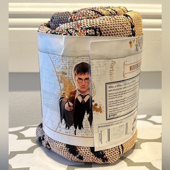 NWT Harry Potter Woven Tapestry Throw - Picture 2 of 6
